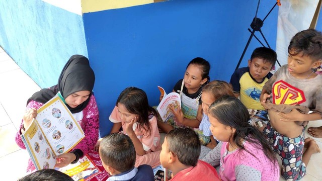 Faradila Bachmid, peraih Satu Indonesia Award tahun 2017 yang tetap konsisten memberikan pendidikan gratis untuk anak-anak kurang mampu di Sulawesi Utara. Aktivitas ini dilakukan Faradila sejak dirinya masih kelas 3 SMA hingga saat ini.