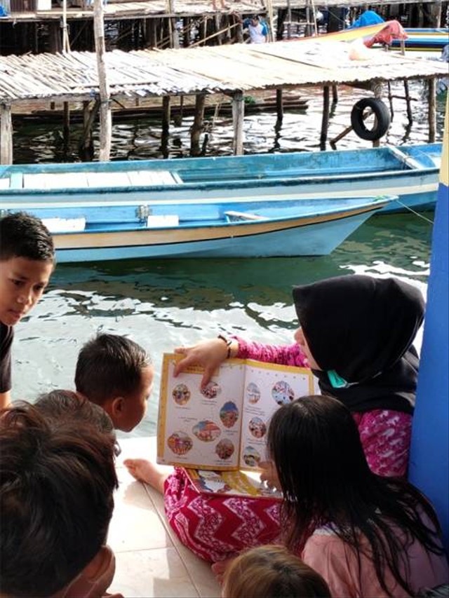 Faradila Bachmid memberikan pendidikan untuk anak kampung nelayan