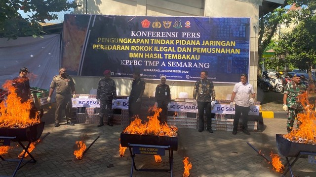 Pemusnahan ratusan ribu batang rokok ilegal di Bea Cukai Semarang, Selasa (20/12/2022). Foto: Intan Alliva Khansa/kumparan
