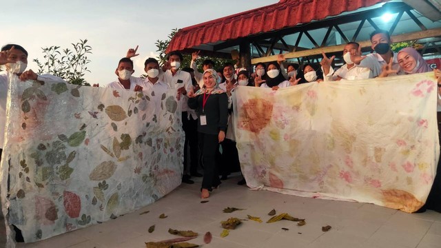 Di antara para siswa dan masyarakat di Sekolah Umi dan Aba (ayah dan ibu Dhyla) di Pulau Gangga dan Pulau Nain, Kabupaten Minahasa Utara (Minut)