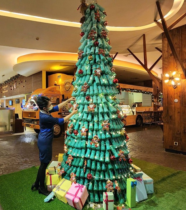 Pohon Natal yang disusun dari ratusan botol plastik bekas ini dipajang di lobi Hotel Mercure Surabaya Grand Mirama. Foto-foto: Masruroh/Basra