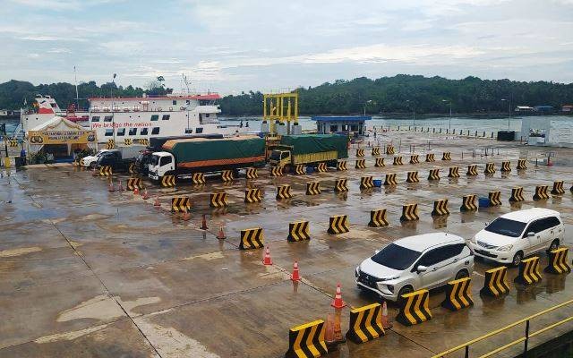 Antrean kendaraan yang hendak menyeberang ke Bintan memenuhi Pelabuhan Roro Telaga Punggur, Batam. (Foto: ist/batamnews)