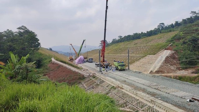 Lokasi kecelakaan kereta kerja di jalur kereta cepat Jakarta Bandung, Selasa (20/12/2022). Foto: Rachmadi Rasyad/kumparan