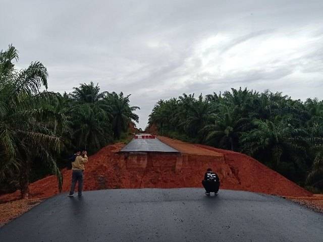 Kondisi jalan lintas timur Bintan yang terputus usai diterjang banjir, beberapa waktu lalu. (Foto: Ari/batamnews)