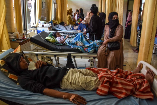 SEBAGAI ILUSTRASI: Sejumlah korban keracunan makanan menjalani perawatan medis di Puskesmas Cihaurbeuti, Kabupaten Ciamis, Jawa Barat, Selasa (20/12/2022). Foto: Adeng Bustomi/ANTARA FOTO