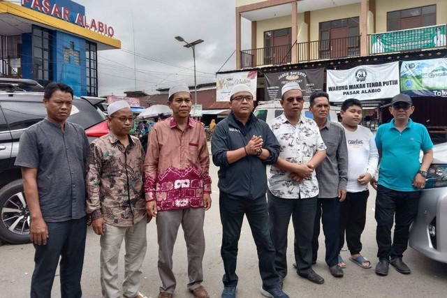 Denny Indrayana dan pedagang Pasar Alabio. Foto: Dok. Istimewa