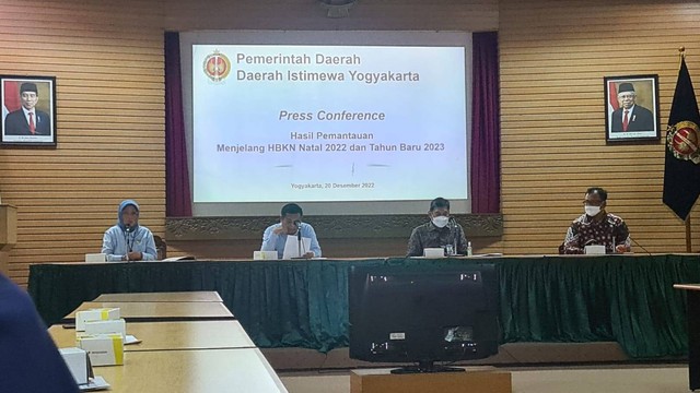 (dari kiri ke kanan) Kepala Biro Administrasi Perekonomian dan SDA Setda DIY Yuna Pancawati; Sekda DIY Kadarmanta Baskara Aji; Kepala Perwakilan BI DIY, Budiharto Setyawan saat memaparkan hasil pemantauan jelang HBKN Nataru, Selasa (20/12/2022). Foto: Sandra/Tugu Jogja