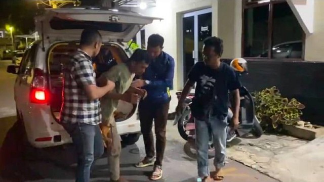 Pelaku penjambretan warga Korea di Pekanbaru saat diamankan Polresta Pekanbaru. (Dok Polresta Pekanbaru)
