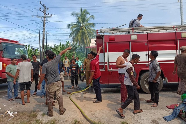 Mobil Damkar milik BPBD Kota Subulussalam dikerahkan ke lokasi kebakaran yang terjadi di kawasan padat penduduk di Jalan Teuku Umar, Desa Subulussalam Utara, Selasa (20/12) siang. Foto: Yudi Ansyah/acehkini