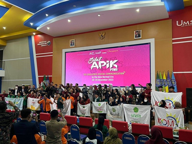 Foto Bersama Peserta YCD dan Asosiasi Pendidikan Ilmu Komunikasi Perguruan Tinggi Muhammadiyah-'Aisyiyah (APIK PTMA) (Sumber: Dok. Humas UM Buton)
