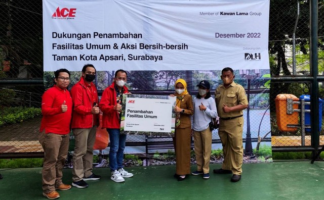 ACE Hardware Serahkan Bantuan Fasum untuk Taman Apsari Surabaya