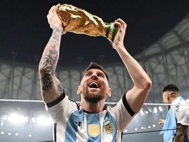Foto IG Lionel Messi angkat trofi Piala Dunia 2022 raih like terbanyak. Foto: @leomessi/Instagram