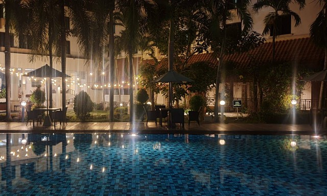 Poolside Garden Hotel Santika Cirebon.(Juan)