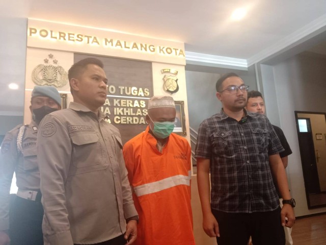 Kasat Reskrim Polresta Malang Kota, AKP Bayu Febrianto mengungkap pelaku perampokan di kos mahasiswi di Kota Malang. Foto/M Sholeh