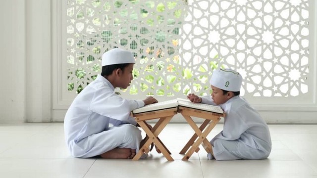 Ilustrasi anak-anak yang belajar membaca Alquran. Foto: Unsplash