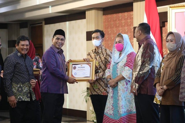 Wagub Jateng Taj Yasin Maimoen menyerahkan penghargaan Universal Health Coverage (UHC Award) 2022 kepada sejumlah wali kota dan bupati di Jateng, Selasa (20/12/2022). Foto: Dok. Istimewa