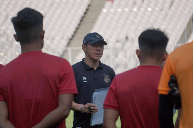Pelatih Timnas Indonesia Shin Tae-yong memberikan arahan kepada pemain saat mengikuti latihan di Stadion Gelora Bung Karno (GBK), Jakarta, Selasa (20/12/2022).  Foto: Jamal Ramadhan/kumparan