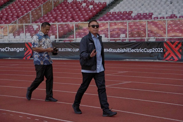 Ketum PSSI Mochamad Iriawan meninjau latihan Timnas Indonesia di Stadion Gelora Bung Karno (GBK), Jakarta, Selasa (20/12/2022). Foto: Jamal Ramadhan/kumparan