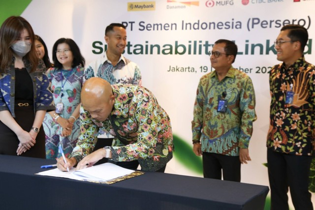 Direktur Keuangan dan Manajemen Risiko Semen Indonesia (SIG), Andriano Hosny Panangian menandatangani Perjanjian Kredit Sindikasi Sustainability Linked Loan (SLL) di Jakarta, Senin (19/12). Foto: Dok. SIG