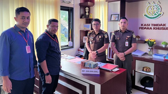 Kuasa hukum tersangka mengembalikan kerugian negara ke penyidik Kejaksaan Negeri Sabang, Aceh. Foto: dok. Kejari Sabang 