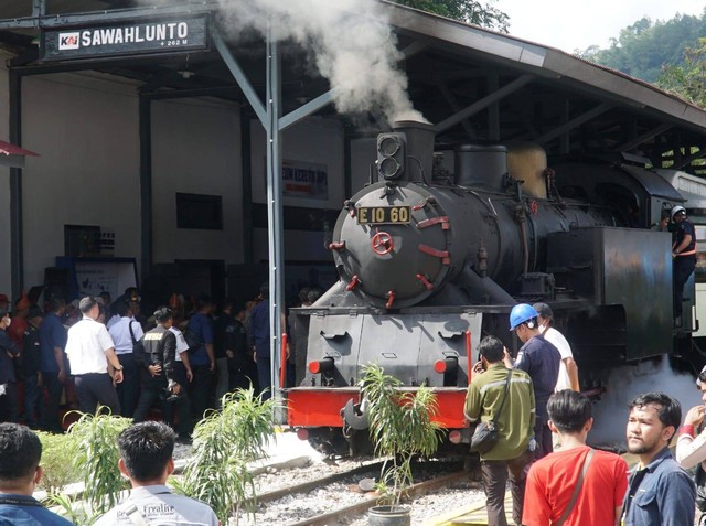 Kereta api uap Mak Itam saat resmi beroperasi di Sawahlunto, Selasa (20/12/2022). Foto: Ariyanti/Langkan