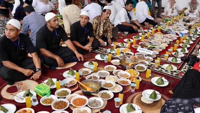 Hidangan maulid raya di Meuligoe Wali Nanggroe Aceh. Foto: Suparta/acehkini  