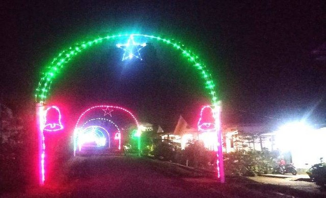 Keterangan foto: Penampakan lampu hias Natal di Gang Pustu, Kota Ruteng, Manggarai. Foto: Engkos Pahing.