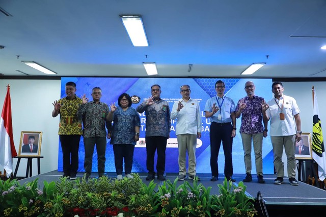 Direktur Jenderal Minyak dan Gas Bumi Tutuka Ariadji (keempat dari kanan) bersama dengan dalam peluncuran delapan Formulir Standar Spesifik UKL/UPL Kegiatan Migas di Gedung Ibnu Sutowo, Kuningan, Jakarta, Selasa (20/12/2022). Foto: Kementerian ESDM