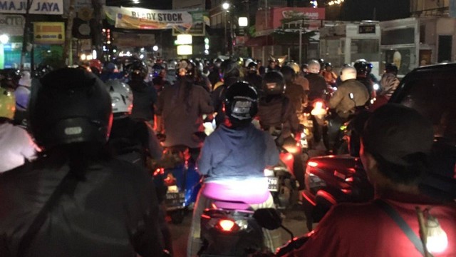 Jalan Raya Cirendeu, Tangsel, macet total 3 kilometer, imbas perbaikan jalan, Selasa (20/12/2022). Foto: Reza Aditya Ramadhan/kumparan