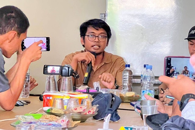 Direktur LBH Pers Lampung, Chandra Bangkit saat berdikusi dengan para wartawan terkait KUHP, Selasa (20/12/2022) | Foto: Roza Hariqo/Lampung Geh