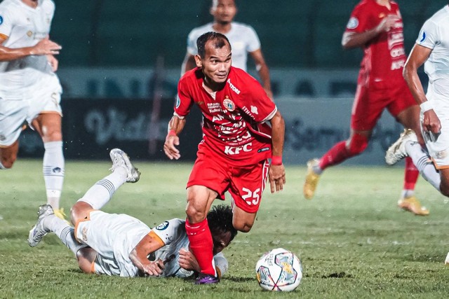 Persija melawan Dewa United dalam lanjutan Liga 1 2022/23 di Stadion Sultan Agung, Bantul, Yogyakarta, Selasa (20/12/2022). Foto: Twitter/@persija