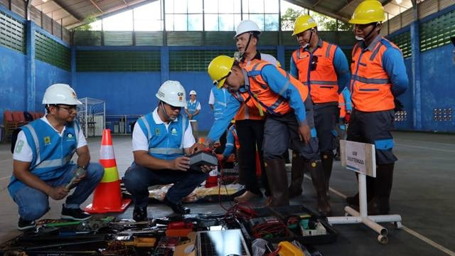 Inspeksi peralatan dan personel yang dilakukan oleh General Manager PLN UID Suluttenggo, Ari Dartomo, untuk memastikan kesiapsiagaan PLN menghadapi momen Natal dan Tahun Baru (Nataru)