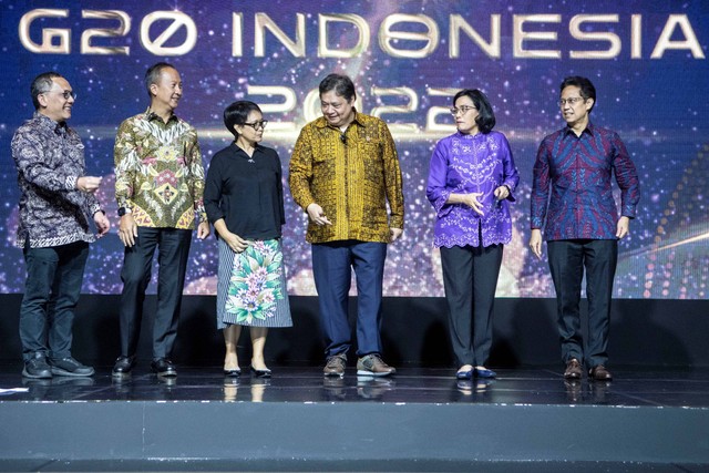 Menteri Koordinator Bidang Perekonomian Airlangga Hartarto (ketiga kanan) berbincang bersama sejumlah menteri saat menghadiri acara Sukses Presidensi G20 Indonesia 2022 di Jakarta, Selasa (20/12/2022). Foto: Muhammad Adimaja/Antara Foto