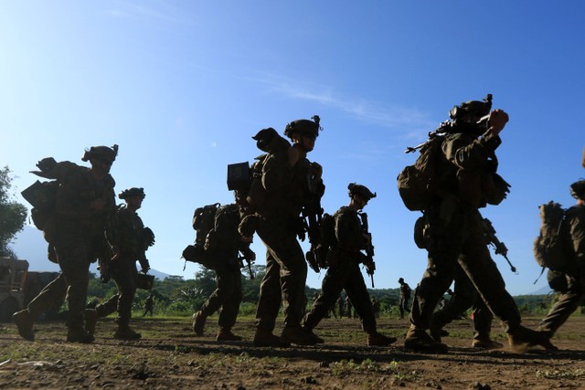 Prajurit Korps Marinir TNI AL bersama United States Marines Corps (USMC) melakukan pergerakan menuju sasaran pertahanan musuh pada Latihan Bersama (Latma) Cooperation Afloat Readiness And Training (CARAT) di Pusat Latihan Tempur (Puslatpur). Foto: Budi Candra Setya/Antara Foto