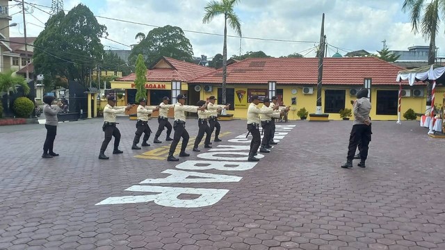 Sejumlah peserta memperagakan gerakan ketangkasan drill borgol saat HUT ke-42 Satpam di Mapolres Kobar, Selasa (20/12). Foto: IST/InfoPBUN