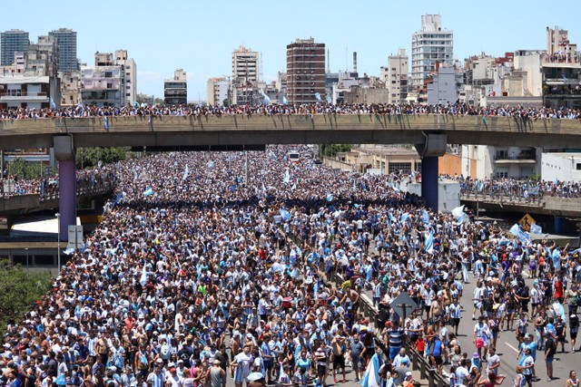 Foto udara warga Argentina mengikuti parade perayaan juara Piala Dunia 2022 di Buenos Aires, Argentina, Selasa (20/12).  Foto: Cristina Sille/REUTERS