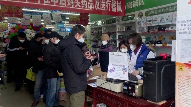 Antrean apotek di Beijing, China pada Rabu (14/12) foto: via. Reuters