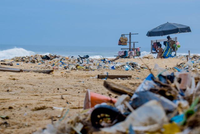 Tumpukan sampah plastik di tepi pantai (dok. pexels.com)