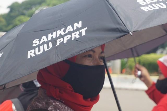 Sejumlah peserta yang tergabung dalam Ibu-ibu PRT (Pekerja Rumah Tangga) menggelar aksi di Taman Aspirasi Monumen Nasional, Jakarta pada Rabu (21/12/2022). Foto: Iqbal Firdaus/kumparan