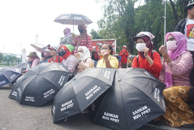 Sejumlah peserta yang tergabung dalam Ibu-ibu PRT (Pekerja Rumah Tangga) menggelar aksi di Taman Aspirasi Monumen Nasional, Jakarta pada Rabu (21/12/2022). Foto: Iqbal Firdaus/kumparan