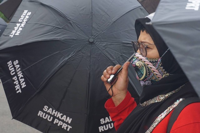 Sejumlah peserta yang tergabung dalam Ibu-ibu PRT (Pekerja Rumah Tangga) menggelar aksi di Taman Aspirasi Monumen Nasional, Jakarta pada Rabu (21/12/2022). Foto: Iqbal Firdaus/kumparan