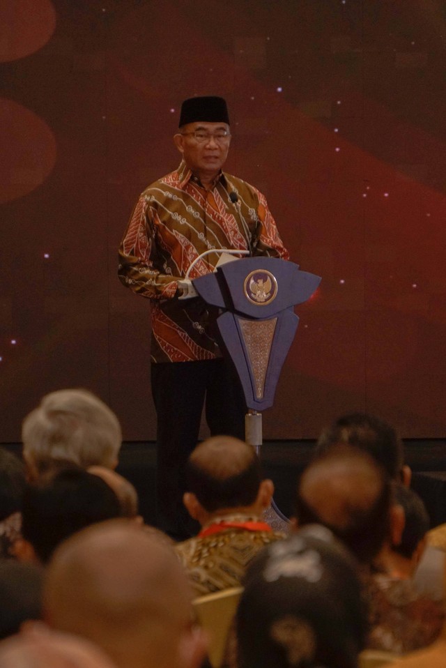 Menteri Koordinator PMK Muhadjir Effendy memberikan sambutan pada acara Anugerah Revolusi Mental di Hotel Borobudur, Jakarta, Rabu (21/12/2022). Foto: Jamal Ramadhan/kumparan