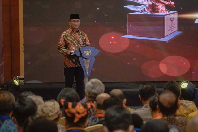 Menteri Koordinator PMK Muhadjir Effendy memberikan sambutan pada acara Anugerah Revolusi Mental di Hotel Borobudur, Jakarta, Rabu (21/12/2022). Foto: Jamal Ramadhan/kumparan