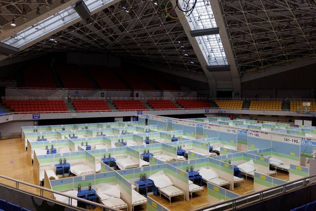 Klinik demam yang dibangun di stadium olahraga. Foto: via Reuters