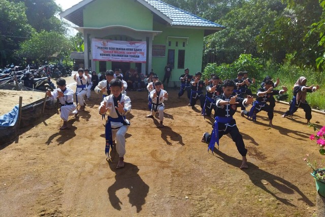 Relawan Ganjar Milenial Center Kalimantan Tengah (Kalteng), menggelar kegiatan bertajuk 'Pentas Seni Silat Ikatan Kera Sakti' di Desa Tahai Baru, Kecamatan Maliku, Kabupaten Pulang Pisau. Foto: Dok. Istimewa