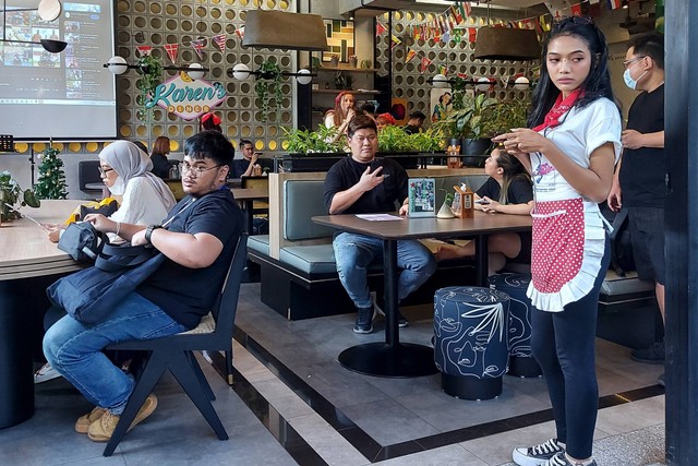 Suasana restoran Karen's Diner Indonesia dengan pelayan jutek dan suka marah-marah. Foto: Azalia Amadea/kumparan