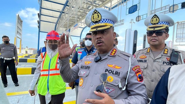 Dir Lantas Polda Jawa Tengah Kombes Pol Agus Suryo Nugroho saat meninjau kesiapan pembukaan jalur Tol Semarang-Demak, Rabu (21/12/2022). Foto: Dok. Istimewa