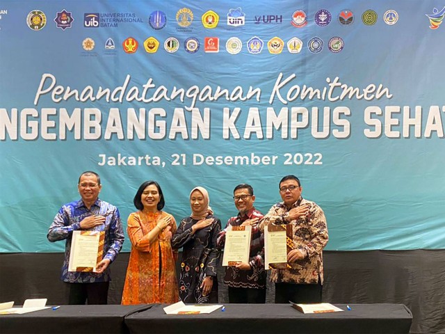 Foto bersama setelah penandatanganan dokumen Komitmen Bersama Penyelenggaraan Kampus Sehat antara Direktorat Promosi Kesehatan dan Pemberdayaan Masyarakat dengan Universitas Muhammadiyah Banjarmasin