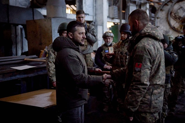 Presiden Ukraina Volodymyr Zelensky memberikan penghargaan kepada anggota militer Ukraina pada posisi di kota garis depan Bakhmut, di wilayah Donetsk, Ukraina, Selasa (20/12/2022). Foto: Ukrainian Presidential Press Service/Handout via REUTERS