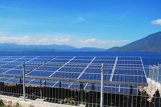 Ilustrasi. Sel surya untuk membangkitkan listrik di kabupaten Alor, Indonesia. Foto: Lightpainter1983 | Shutterstock.